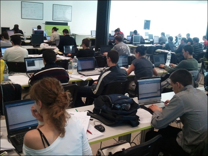 Студенти решават задачи по програмиране - практически изпит по алгоритми, структури от данни и ООп с езика C# в софтурната академия