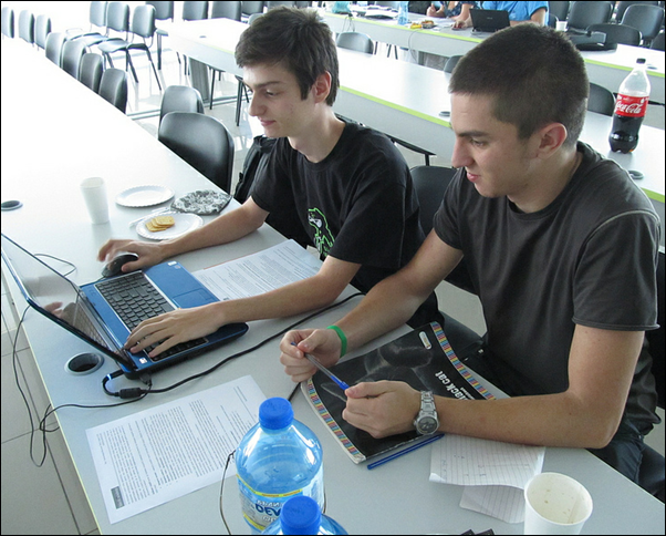 Георги Ангелов и Станислав Гатев решават задачата на финалния кръг в конкурса по програмиране на PC Magazine и Telerik